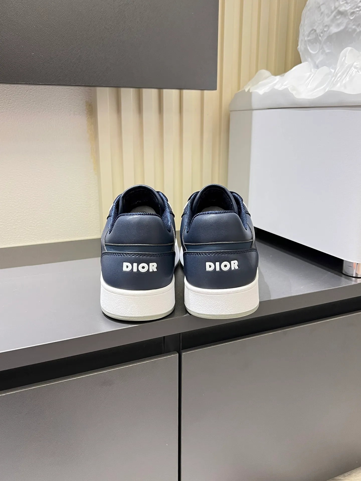 Men's shoes 💰p400 "Dio*" mid-top B27 casual sneakers. This B27 high-top sneaker is a new product in the series and continues Di*r's classic style. Crafted from gray and white smooth calf leather with beige and black Oblique print panels on the sides. The "CD Icon" shaped shoelace eyelets are clever and delicate, and the two-color rubber sole, rear collar and heel are all equipped with the brand's iconic details to enhance the style. Oblique printed straps at the ankle allow for an adjustable fit to complement the overall design. Fashionable and versatile, it can complement any look. Create an exquisite design with unique dynamic vitality and modern atmosphere, presented in low-top and high-top styles. This new must-have shoe adds a new dimension to Dior's archive heritage, embodying modern elegance. Purchase the original version and make it 1:1. If you need top quality, please come to me! Male 38-44!